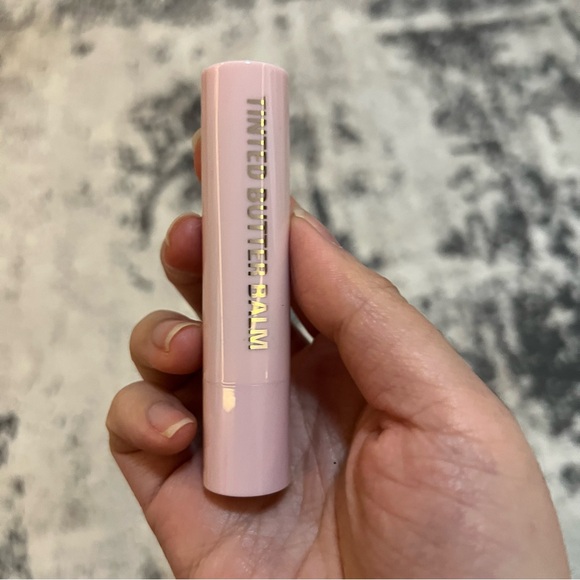 Kylie Cosmetics Tinted Butter Balm she’s lovely - Picture 10 of 10
